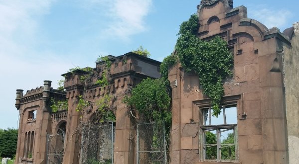 The Story Behind This Forgotten Pennsylvania Cemetery Is Incredibly Eerie