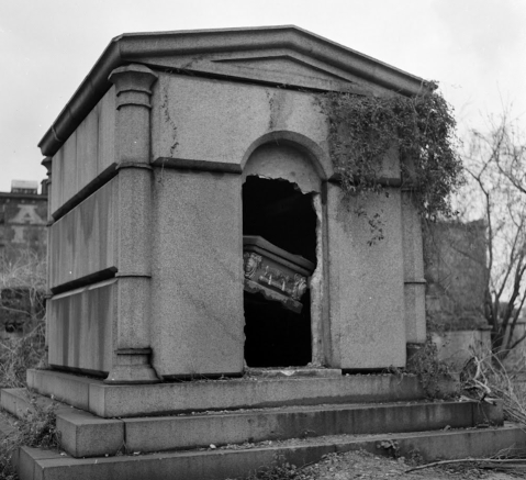 You Won't Believe The Creepy History Lurking Underneath This Louisiana Landmark