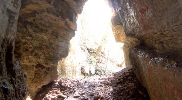 Hiking To This Aboveground Cave In Iowa Will Give You A Surreal Experience