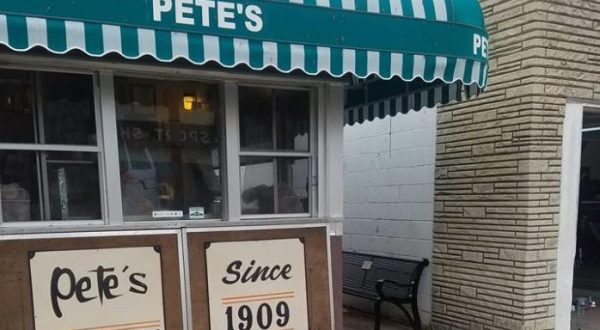 This Tiny Shop In Wisconsin Serves Hamburgers To Die For