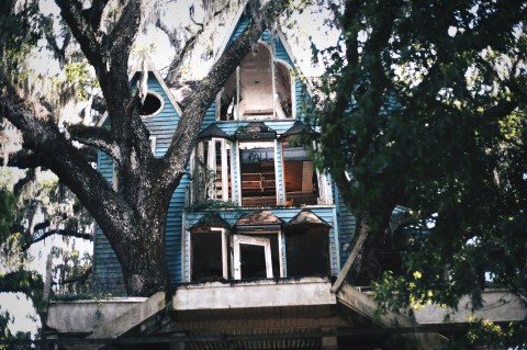 These 11 Homes In America Seem Normal At First, But Have A Creepy Dark Side