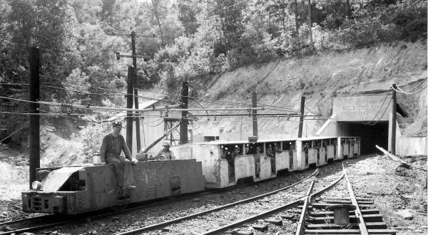 This Ride Through An Old Coal Mine In Tennessee Will Take You Back In Time