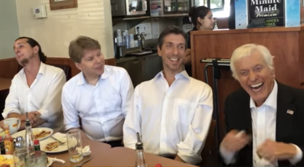 These Lucky Diners In Santa Monica Were Serenaded By A Hollywood Legend