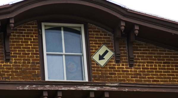 The Story of Alabama’s Ghost In The Window Is Bizarre And Terrifying