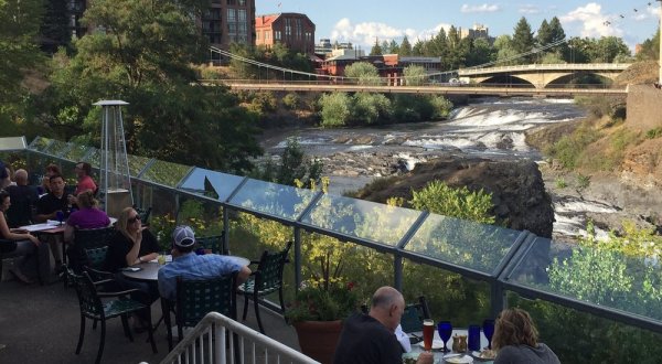 8 Washington Restaurants Right On The River That You’re Guaranteed To Love