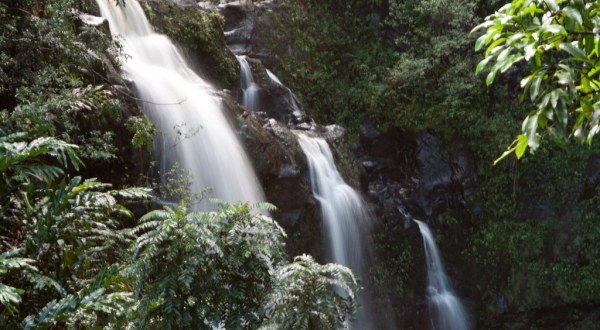 9 Gorgeous Hawaii Waterfalls Hiding In Plain Sight With No Hiking Required – REDIRECTED