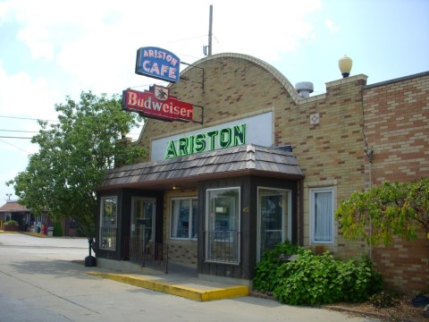 Here Are 10 Mouthwatering And Historic Route 66 Restaurants You'll Only Find In Illinois