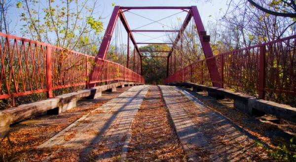 The Story Behind This Haunted Texas Bridge Will Give You Nightmares