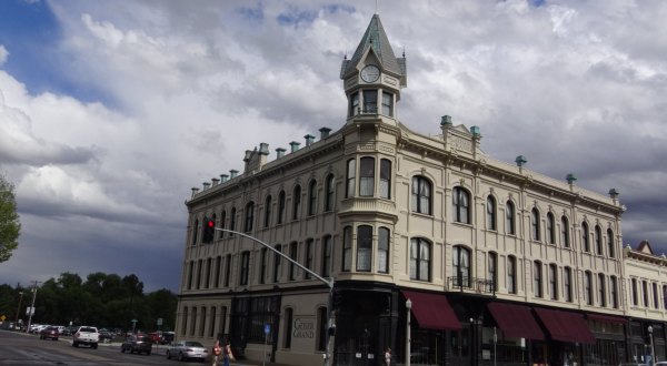 You Probably Won’t Get Much Sleep At This Haunted Oregon Hotel