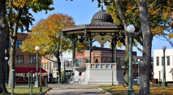 These 10 Iowa Towns Have The Most Charming Town Squares You’ll Ever See
