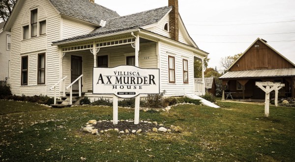 Spend The Night At This Terrifying Ax Murder House In Iowa… If You Dare