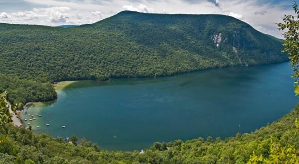 The Breathtaking Lake Everyone In Vermont Will Fall In Love With At First Sight