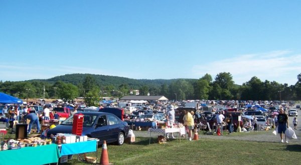 Everyone In Pennsylvania Should Visit This Epic Flea Market At Least Once