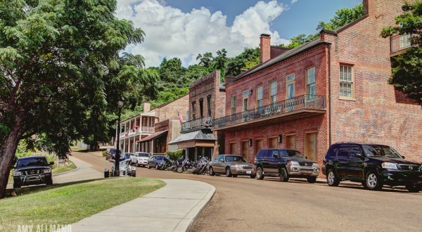 This Historic District In Mississippi Has A Creepy Past