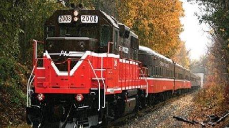 Take This Fall Foliage Train Ride In Rhode Island For A Truly Magical Experience