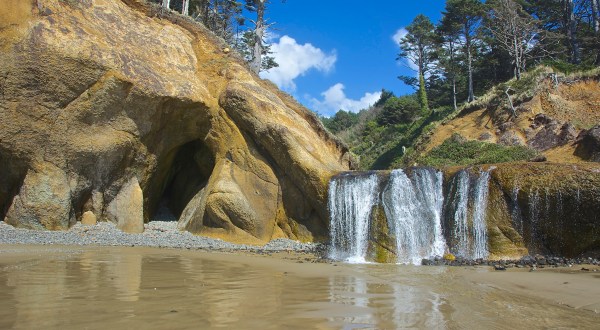 This Short Hike In Oregon Will Lead You To A Spectacular Beach Waterfall