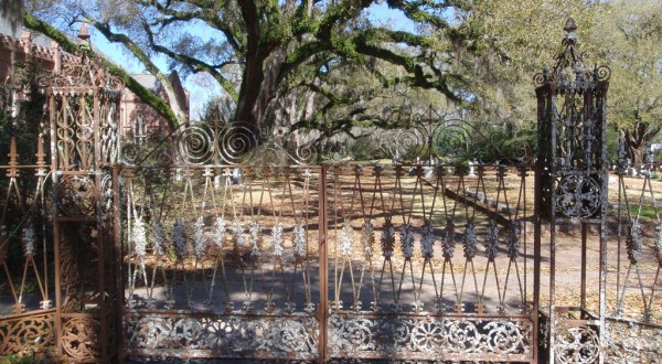 The Story Behind This Haunted Cemetery In Louisiana Is Truly Creepy