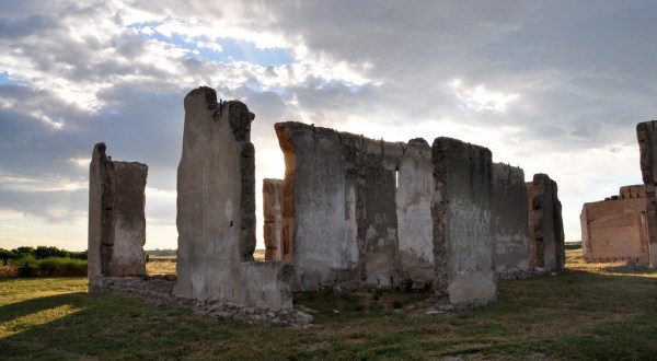 The Story Behind This Haunted Fort In Wyoming Is Truly Creepy