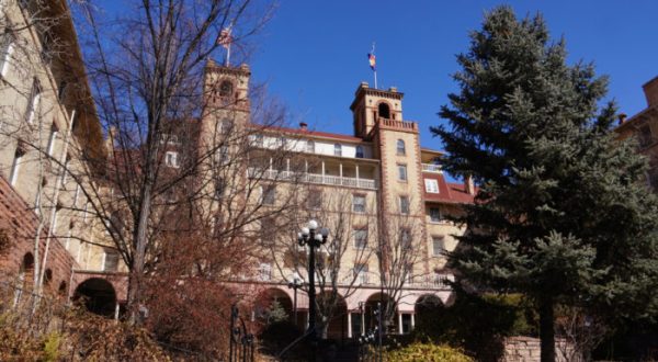 The Story Behind This Haunted Hotel In Colorado Is Truly Creepy
