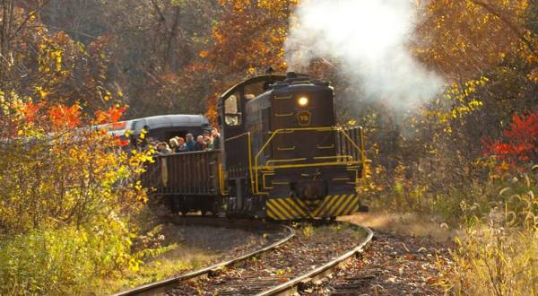 Take This Fall Foliage Train Ride Near Pittsburgh For A One-Of-A-Kind Experience