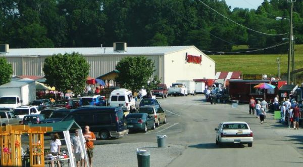 Everyone In Tennessee Should Visit This Epic Flea Market At Least Once