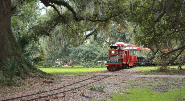 There’s A Magical Trolley Ride in New Orleans Most People Don’t Know About