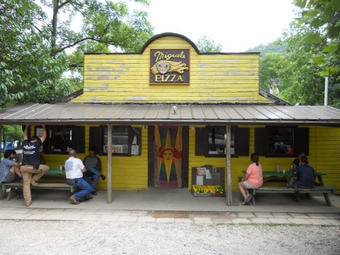 A Kentucky Restaurant In The Middle of Nowhere, Miguel's Pizza Is So Worth The Journey