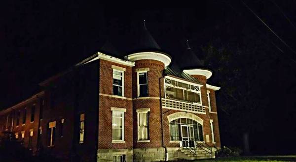 A Trip To This Haunted Asylum In Indiana Is Not For The Faint Of Heart