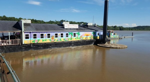 This Floating Restaurant In Indiana Serves Mouthwateringly Delicious Seafood