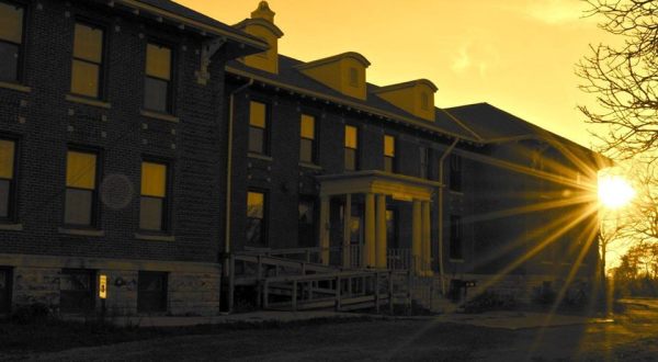 The Story Behind This Haunted Abandoned Asylum In Iowa Is Truly Creepy