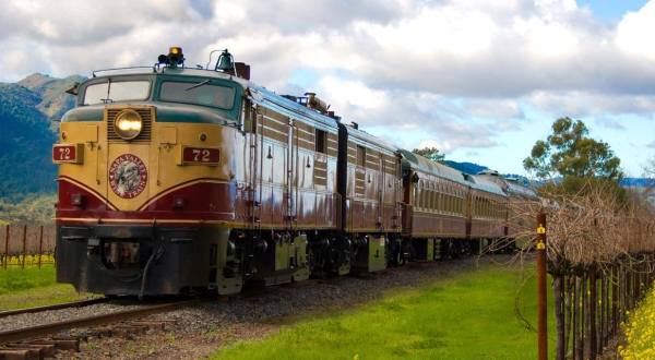 Take This Fall Foliage Train Ride Through Northern California For A One-Of-A-Kind Experience