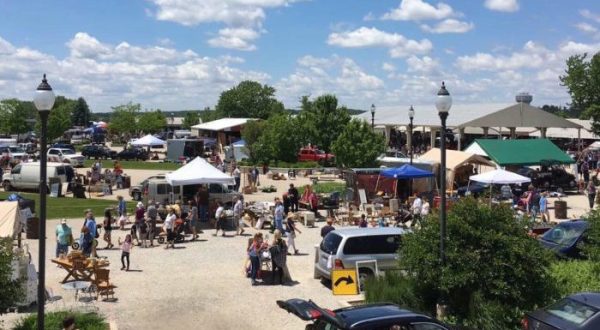 Everyone In Illinois Should Visit This Epic Flea Market At Least Once