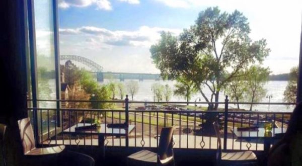 This Tennessee Restaurant Is Right On The River And You’re Guaranteed To Love It