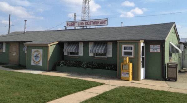 Watch Planes Take Off From These Unique Diners In New Jersey