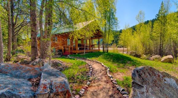 These 13 Cozy Cabins Are Everything You Need For The Ultimate Cold Weather Getaway In Wyoming