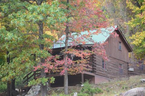 These 10 Cozy Cabins Are Everything You Need For The Ultimate Fall Getaway In Arkansas