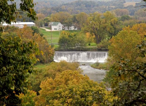 This Charming Minnesota Town Is Picture Perfect For An Autumn Day Trip