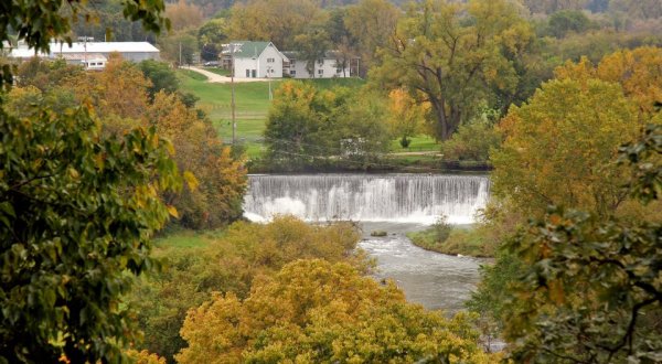 This Charming Minnesota Town Is Picture Perfect For An Autumn Day Trip