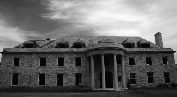The Remnants Of This Abandoned Mansion In Wisconsin Are Hauntingly Beautiful