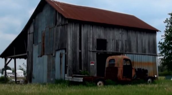 This Sinister Farmhouse In Indiana Will Give You Nightmares