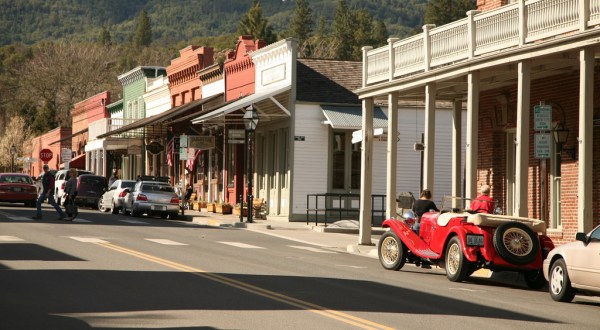 Everyone In Oregon Should Visit This Gorgeous, Historic Small Town At Least Once