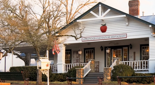 This Restaurant In Tennessee Is Located In The Most Unforgettable Setting