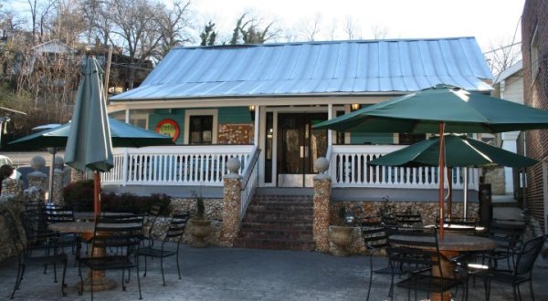 11 Unassuming Restaurants To Add To Your Tennessee Dining Bucket List