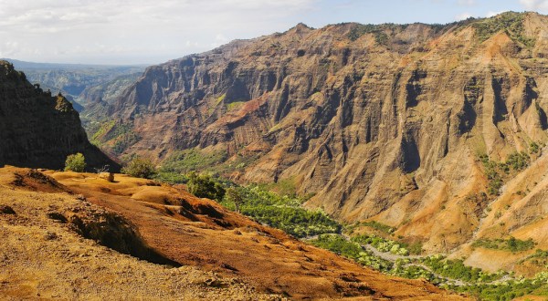 The Unrivaled Canyon Hike In Hawaii Everyone Should Take At Least Once