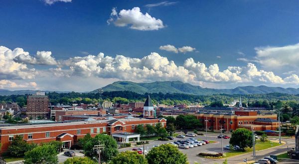 This Charming Tennessee Town Is Picture Perfect For An Autumn Day Trip