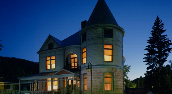 The Story Behind This Haunted Mansion In South Dakota Is Truly Creepy