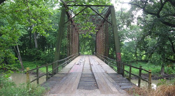 The Story Behind This Haunted Bridge In Illinois Is Truly Disturbing