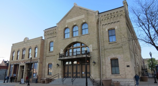 The Story Behind This Haunted Opera House In Wisconsin Is Truly Creepy