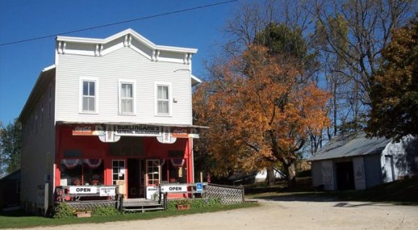 This Charming Iowa Town Is Picture Perfect For An Autumn Day Trip