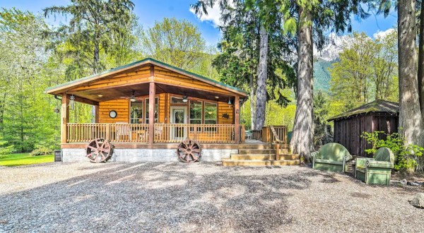 These 9 Cozy Cabins Are Everything You Need For The Ultimate Fall Getaway In Washington